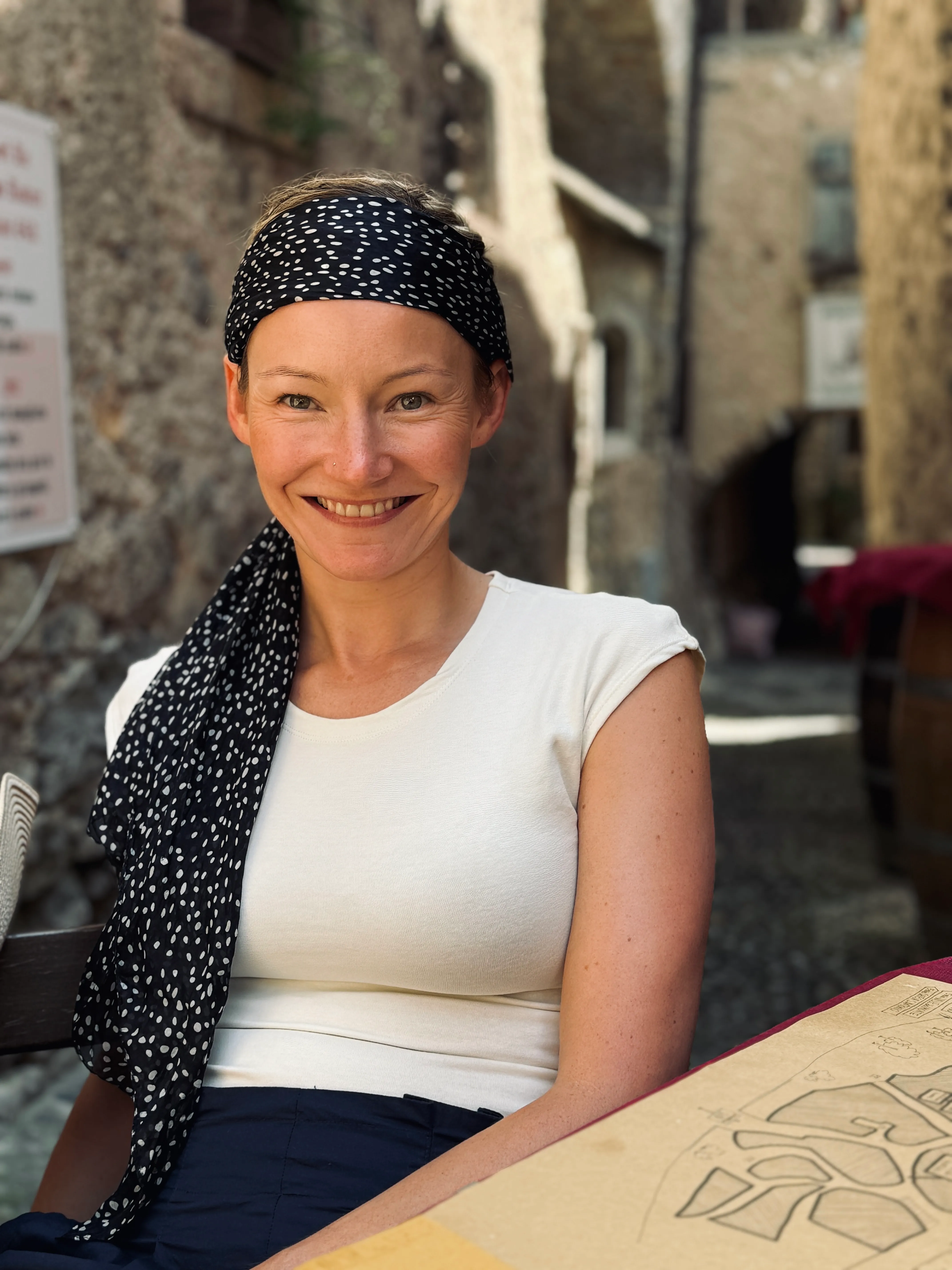 Portrait: Trainerin im Studio, natürliches Licht, warm & persönlich