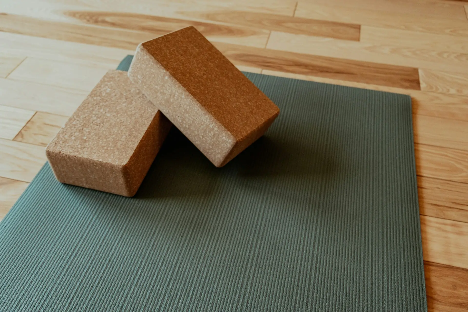 Korkblöcke auf Yogamatte, Holzboden